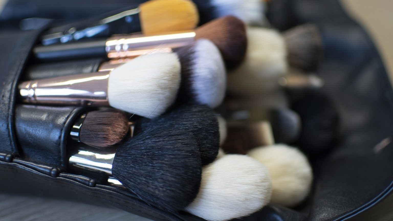 Comment bien choisir sa trousse de maquillage ? – Veronique-et-davina